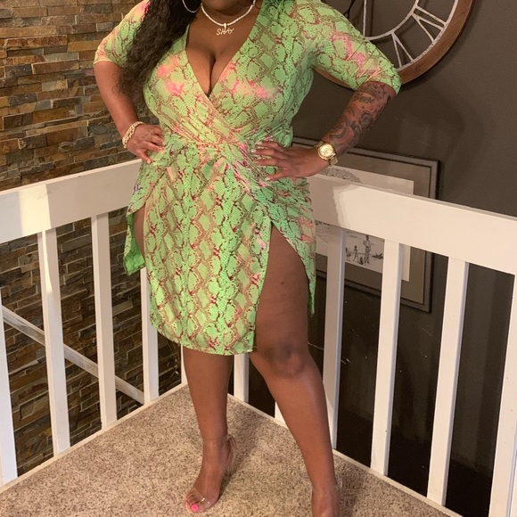Dresses & Skirts - Lime green pink outlined dress